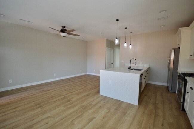 Foto del edificio - Brand New 3 Bedroom Fullerton Back House
