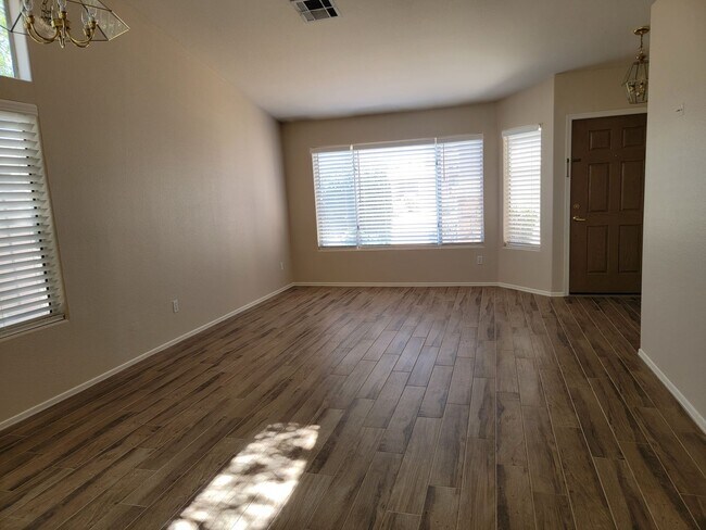 Foto del edificio - Updated 3 bed with 3-Garage in Bridlewood Subdivision