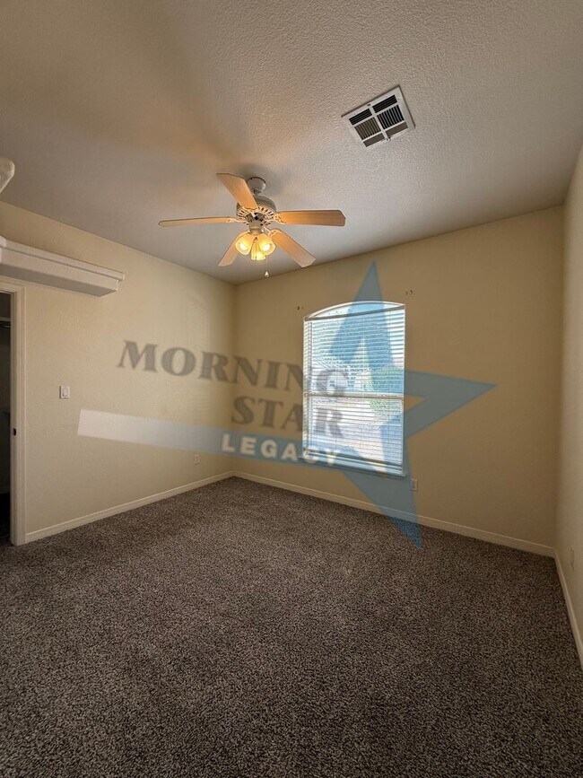 Building Photo - Spacious 3-Bedroom Home Off Roadrunner!