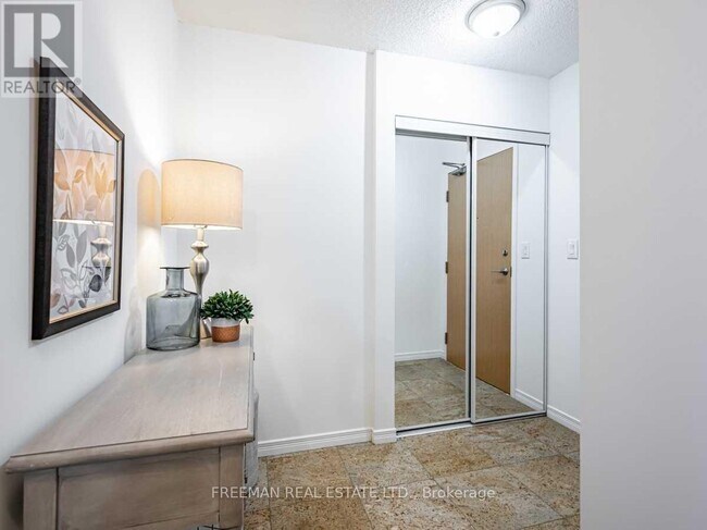 Photo du bâtiment - 736 Spadina Ave.