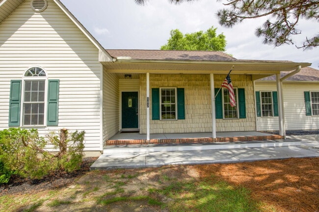 Building Photo - 102 Willow Creek Ln