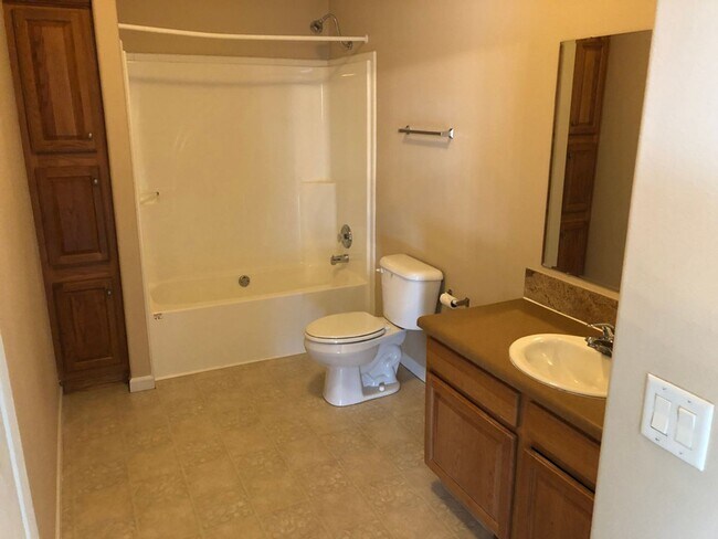 Building Photo - One Level Rancher 3 Bed 2 Bath 2 Car Garage