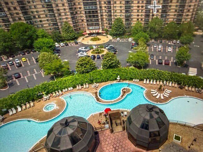 Foto del edificio - 8360 Greensboro Dr