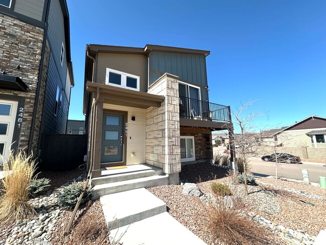 Building Photo - Like New 2 Bed, 2 Bath Single Family Home ...