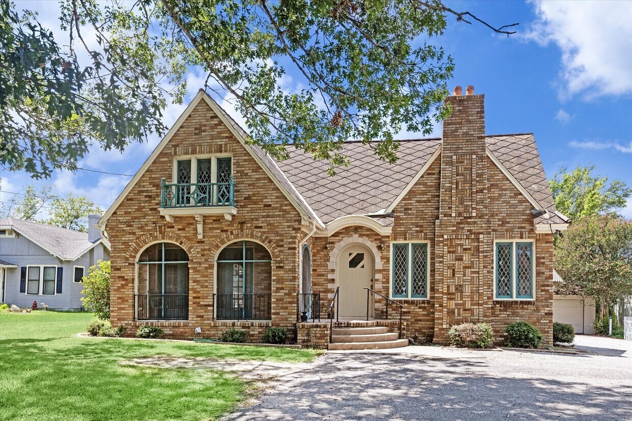 Foto principal - 703 E Main St