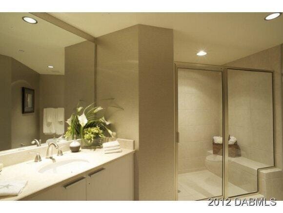 Building Photo - 241 Riverside Dr