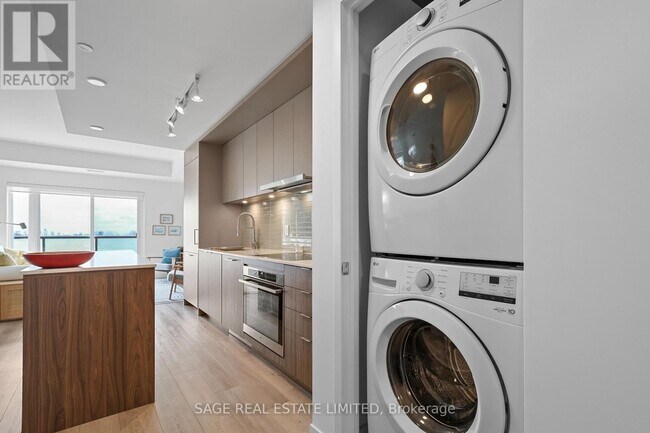 Building Photo - 863 St Clair Ave W