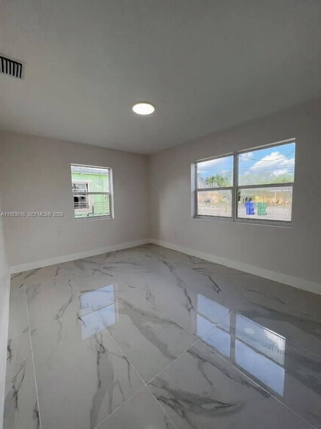 Foto del edificio - 31 SW 67th Ct