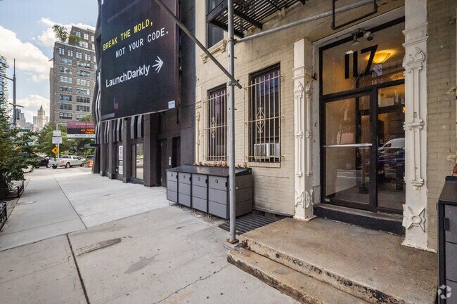 Building Photo - 117 Varick St