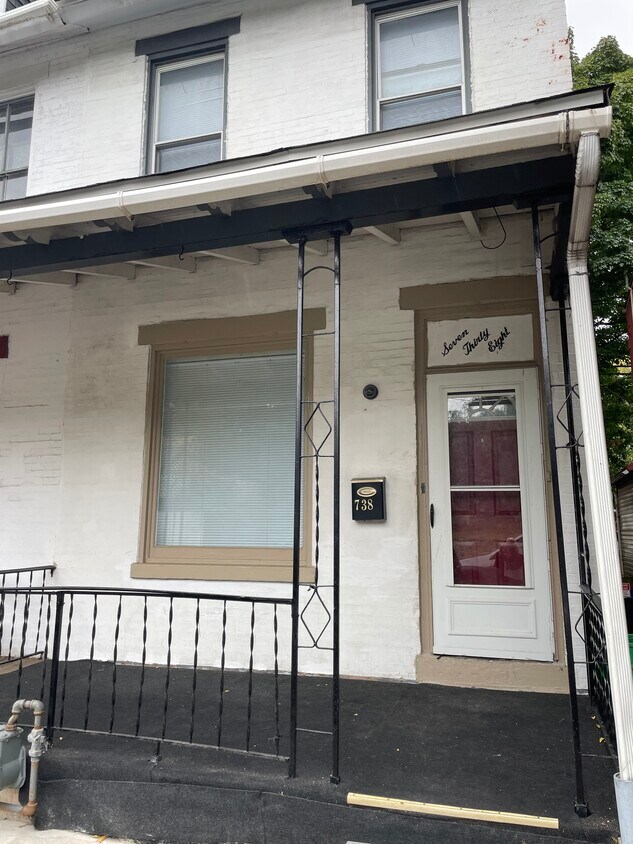 Primary Photo - 738 Thorn St