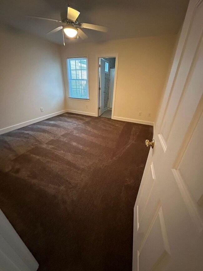 Foto del edificio - 1529 Surrey Ct
