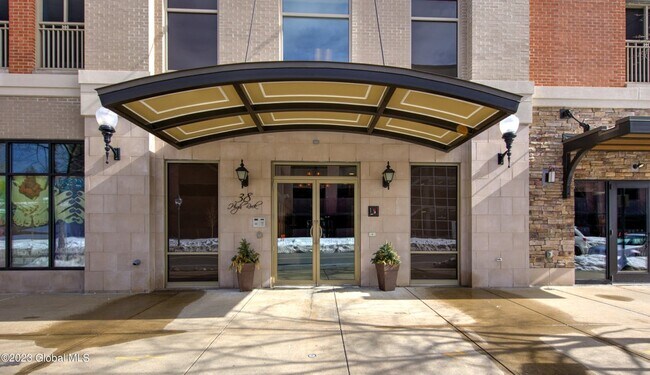 Foto del edificio - 38 High Rock Ave