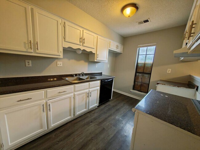 Foto del edificio - Very Nice Newly Rehabbed Home in Raleigh - Open To Section 8