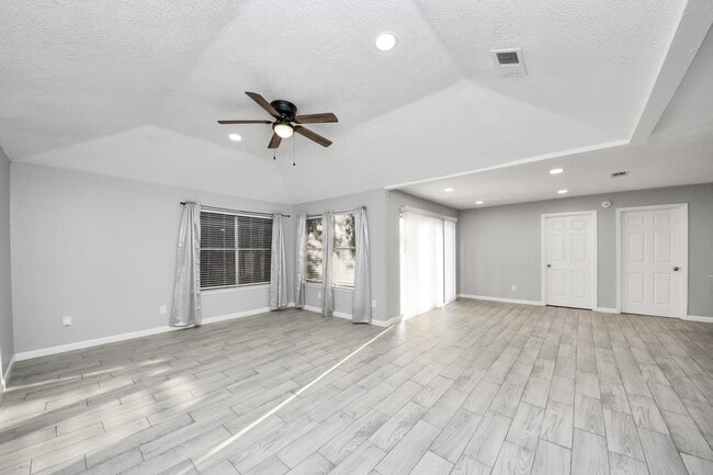 Building Photo - 2471 Falls Church Dr