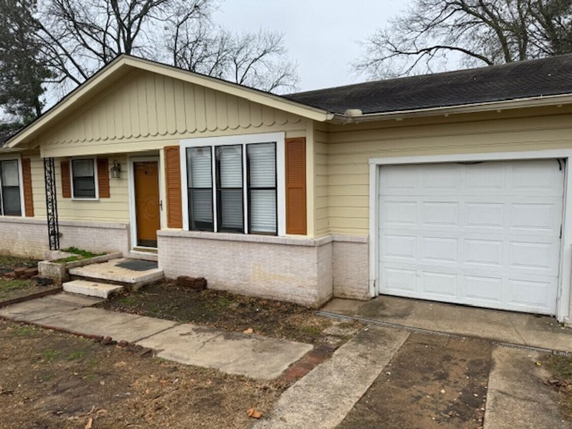 2/1 Fenced YARD Gladewater House Rental in Gladewater, TX