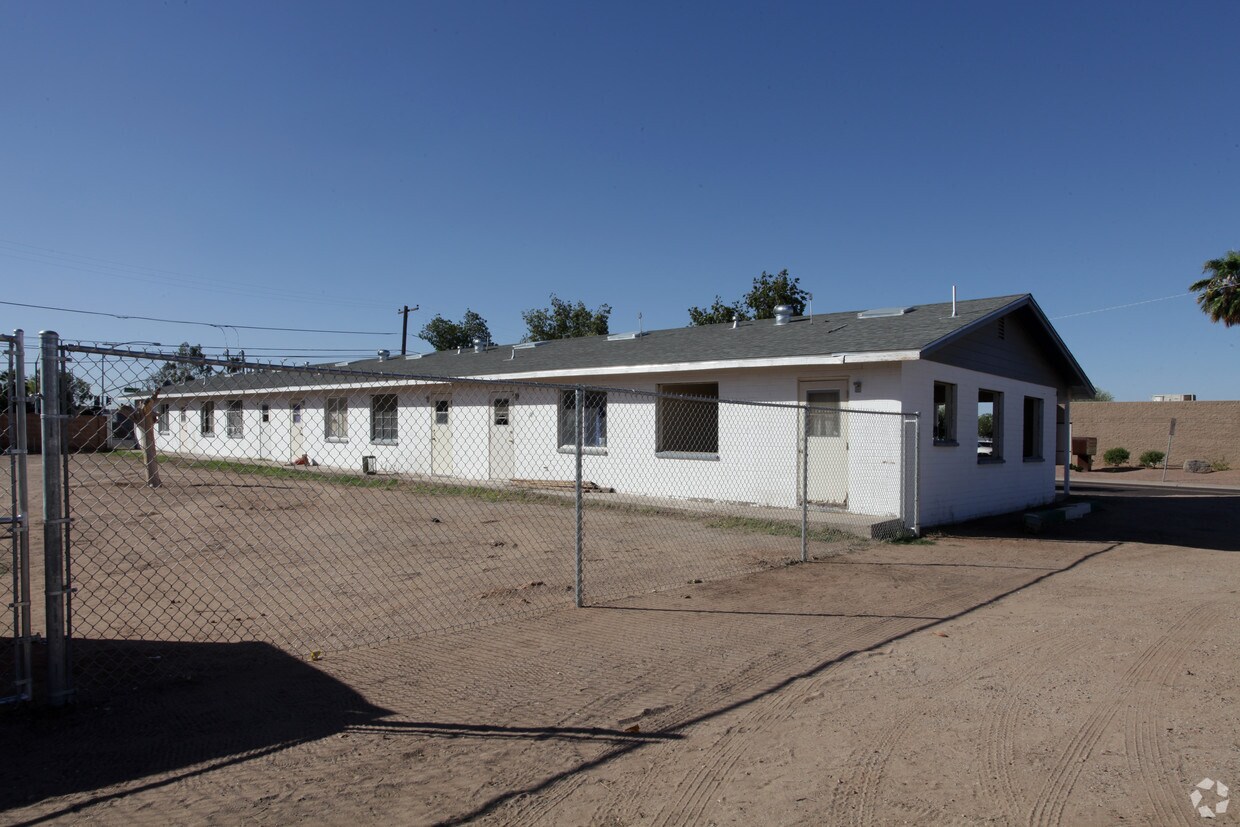 Building Photo - 710 N Olive Ave