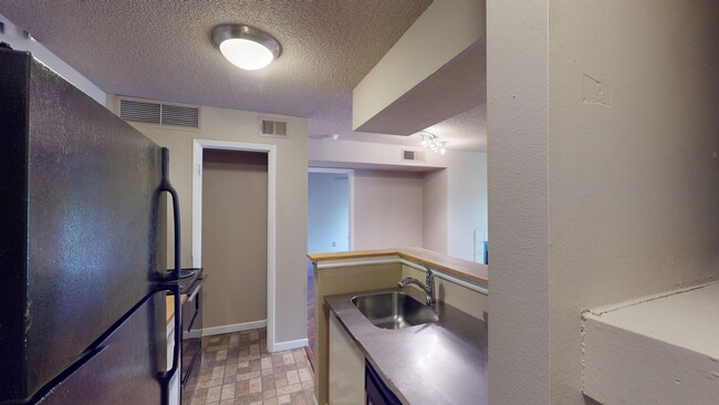 Foto del edificio - 1 BR 1 BA Condo    LAKEWOOD PARK **$300 OF...