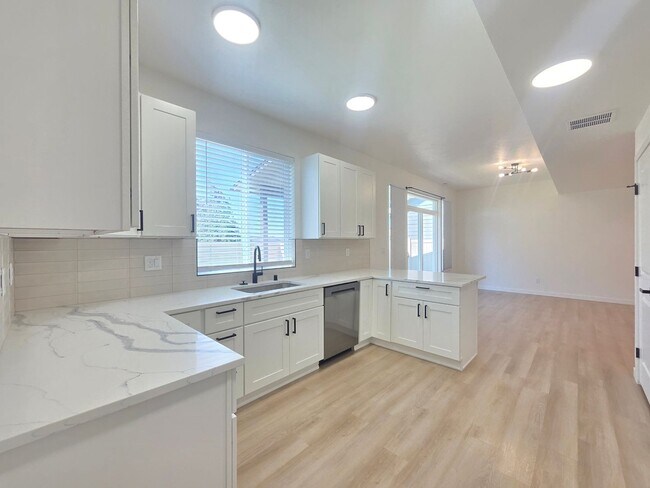 Building Photo - $2,800 - 4 Bed / 2.5 Stunning Home in Five Mile Prairie Neighborhood