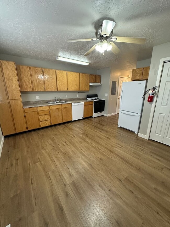 Building Photo - Cute 2 bed 1.5 bath townhome in the Meadows - Month-to-Month Lease!