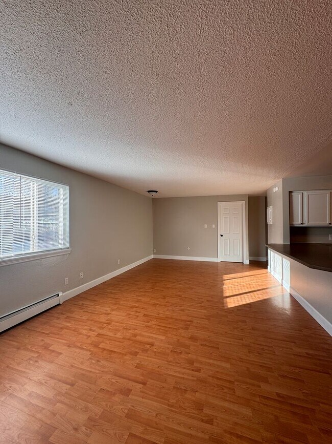 Building Photo - Huge 2 Bedroom 1 Bath Located Just Outside...