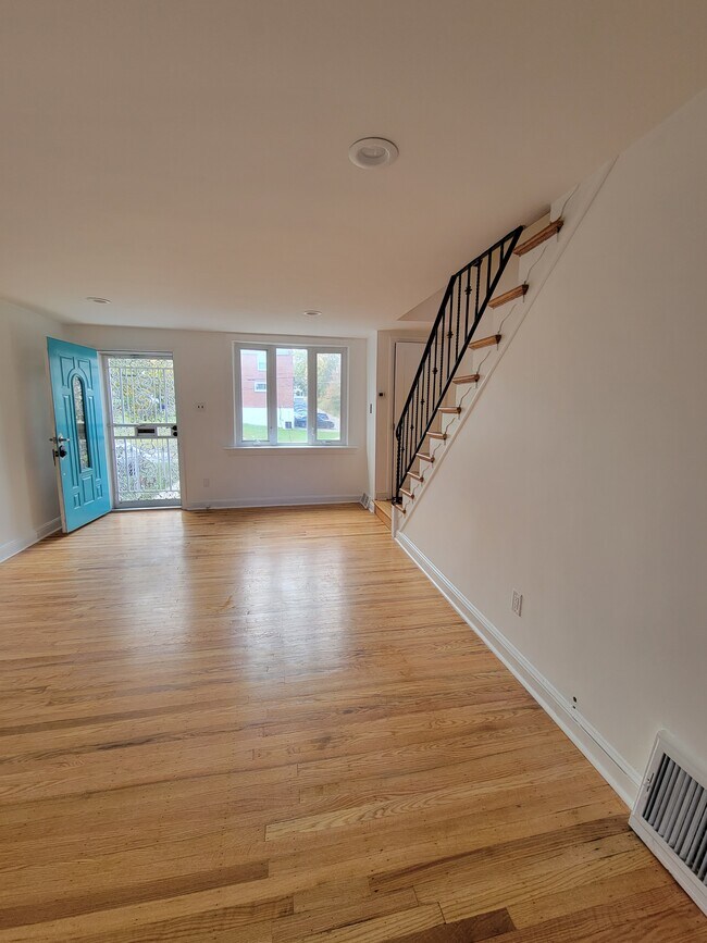 Building Photo - 281 Seven Oaks Dr