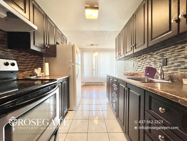 Photo du bâtiment - Spacious 2-Bedroom Apartment in Prime London Location – 900 Sq Ft