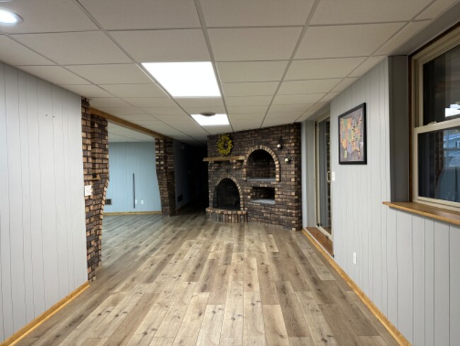 Building Photo - 1726 Shorewood Dr