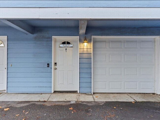 Foto del edificio - Updated AIR-CONDITIONED Northgate Townhome