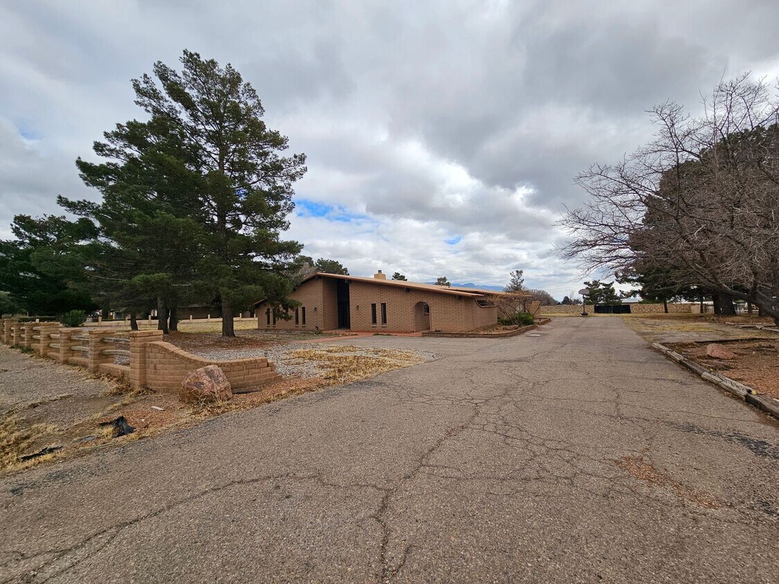 Foto principal - 4/5 Bedrooms/4 Bath Home Off the Beaten Path