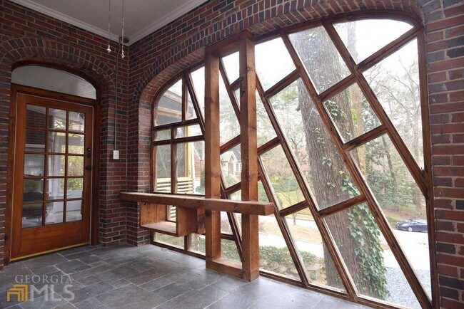 Building Photo - 509 Claire Dr NE