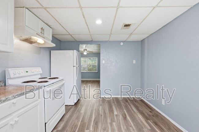 Building Photo - 2215 Riverview Dr