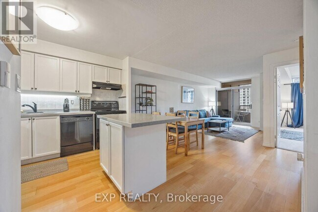 Photo du bâtiment - 3880-3880 Duke of York Blvd