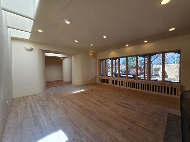 Foto del edificio - 570 1/2 Garcia St