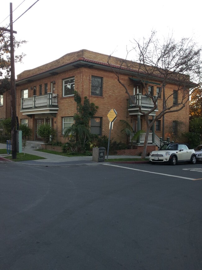 Building Photo - 644 W 8th St
