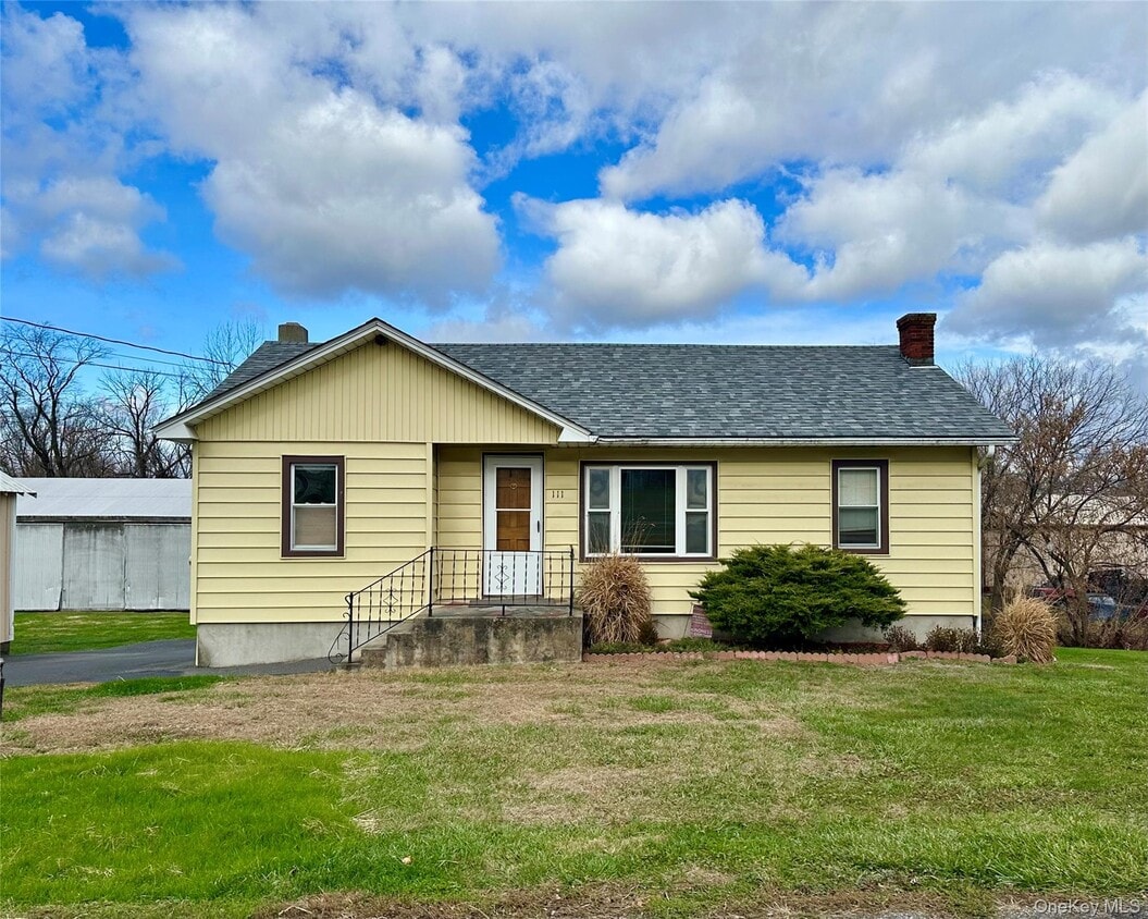 Primary Photo - 111 Round Hill Rd