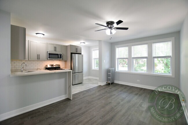Building Photo - 1521 W Sherwin Ave