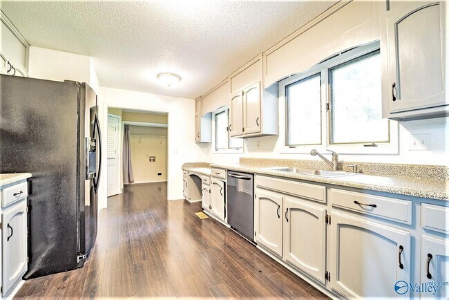Foto del edificio - 710 Crestview Dr