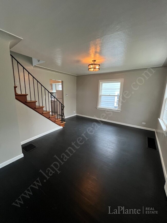 Foto del edificio - Cute Blue House for Rent In Library Village