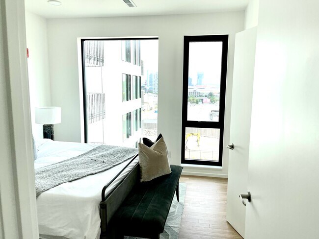 Bedroom with a city view - 806 Olympic St