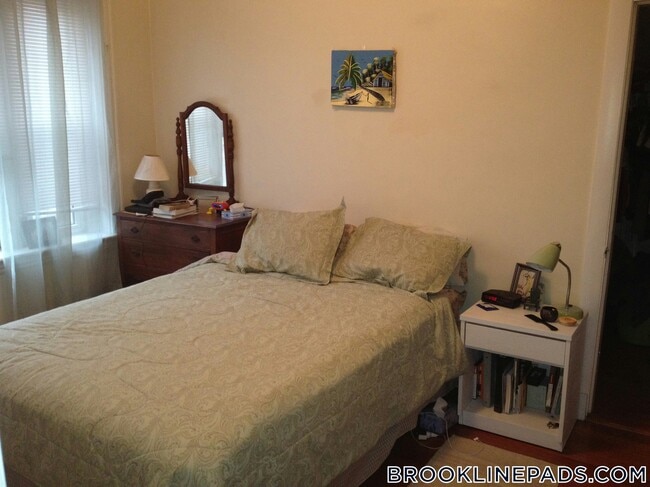 Foto del edificio - 208 Winthrop Rd