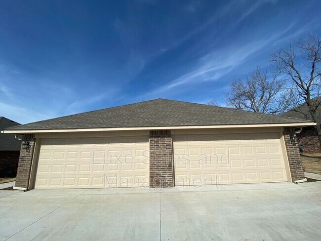 Building Photo - 1317 E Ash St