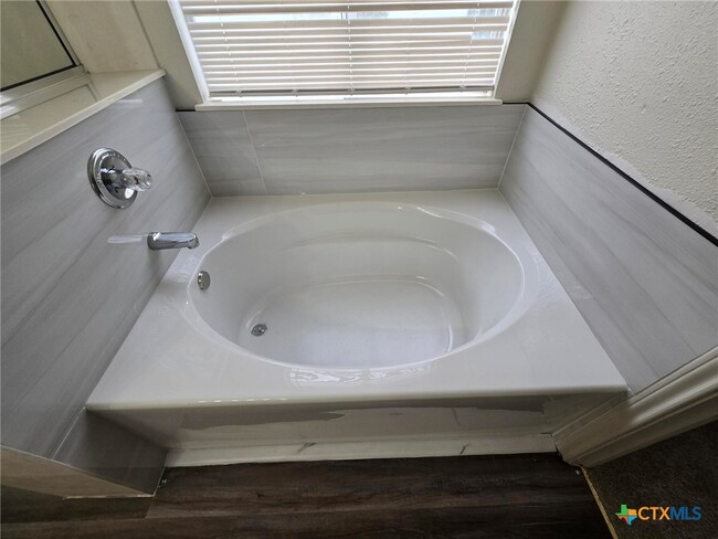 Foto del edificio - 4407 Paintbrush Dr