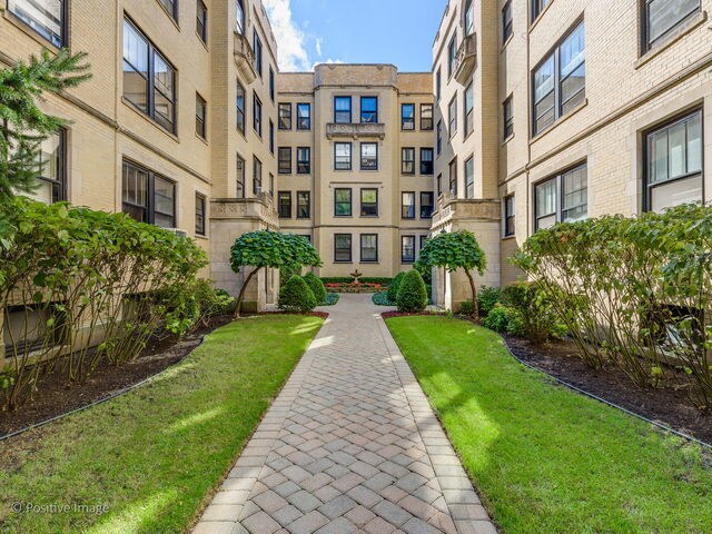 Foto del edificio - 3608 N Pine Grove Ave