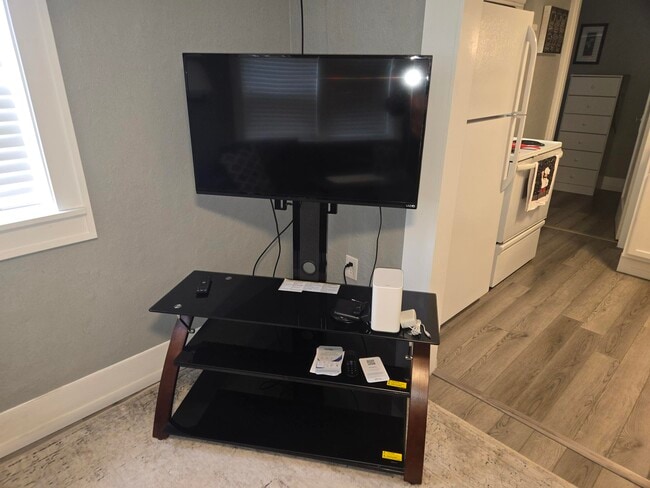 Building Photo - 1213 5th St