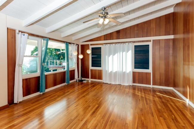 Building Photo - 3 Bedroom/1.5 Bath Home in Kahala w beauti...