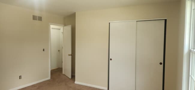 Building Photo - 201 Applewood Dr