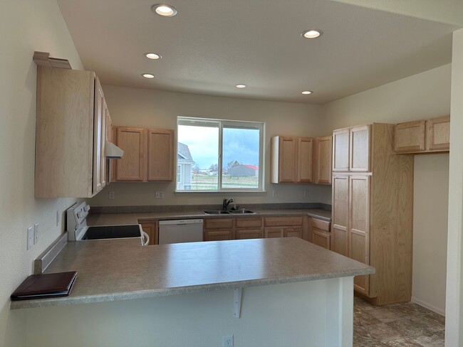 Building Photo - 4Bd 2.5Bath Home Near Downtown Windsor