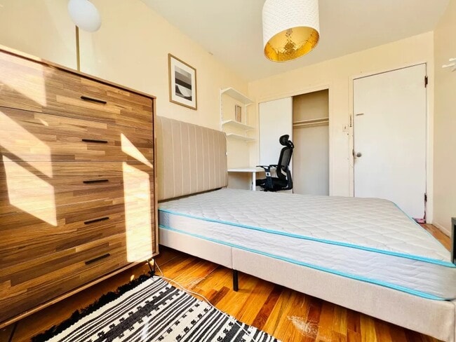 Foto del edificio - Furnished room/NOT APARTMENT