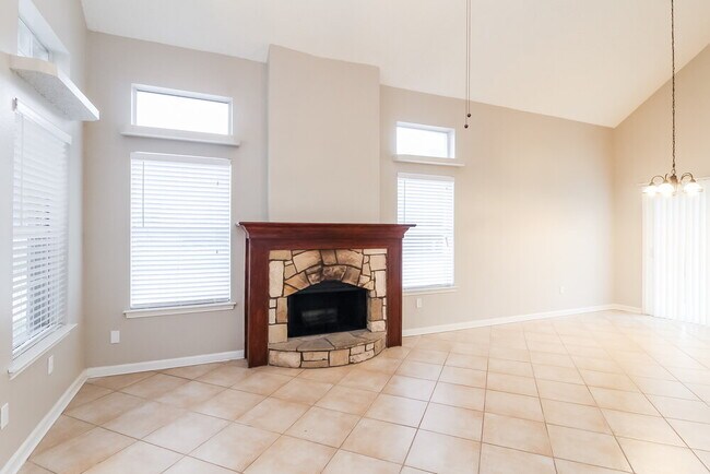 Building Photo - 8440 Auburn Dr