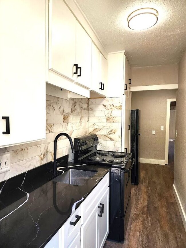 Building Photo - Fantastic 1 Bed 1 Bath Duplex in Shartel B...